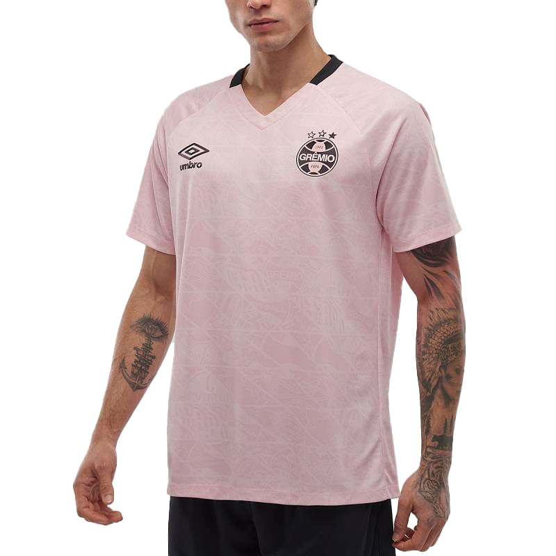 Camisa masculina do Grêmio cor rosa claro, modelo Outubro Rosa 2025, vista frontal com gola V preta e escudo do Grêmio em destaque